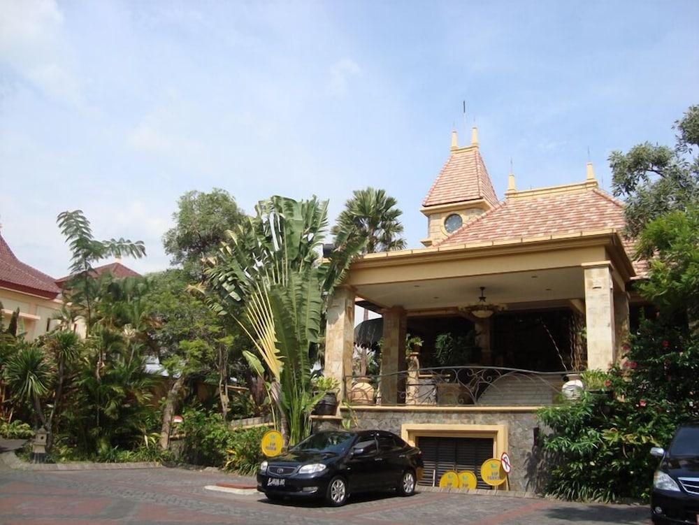 Lotus Garden Hotel By Waringin Hospitality Kediri  Exterior foto