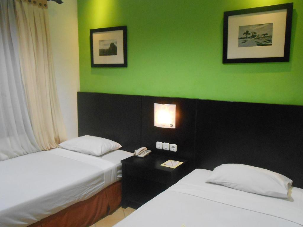 Lotus Garden Hotel By Waringin Hospitality Kediri  Zimmer foto