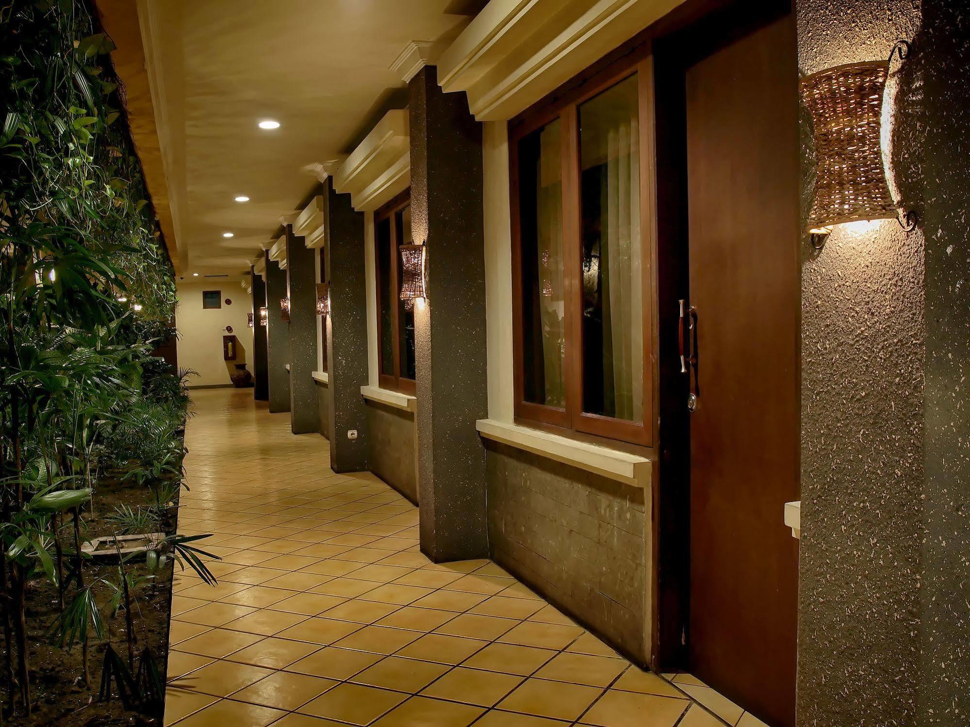 Lotus Garden Hotel By Waringin Hospitality Kediri  Exterior foto