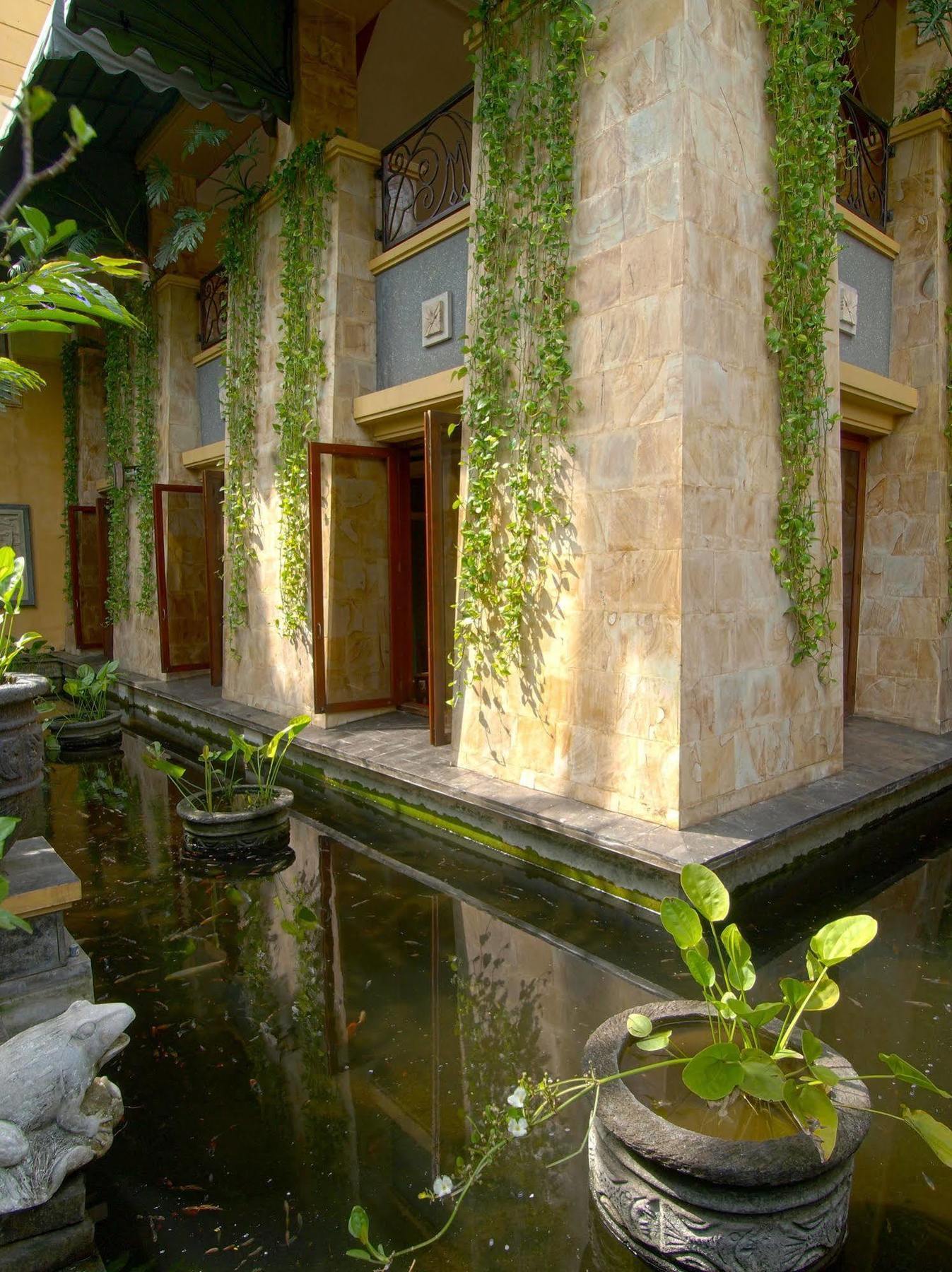 Lotus Garden Hotel By Waringin Hospitality Kediri  Exterior foto