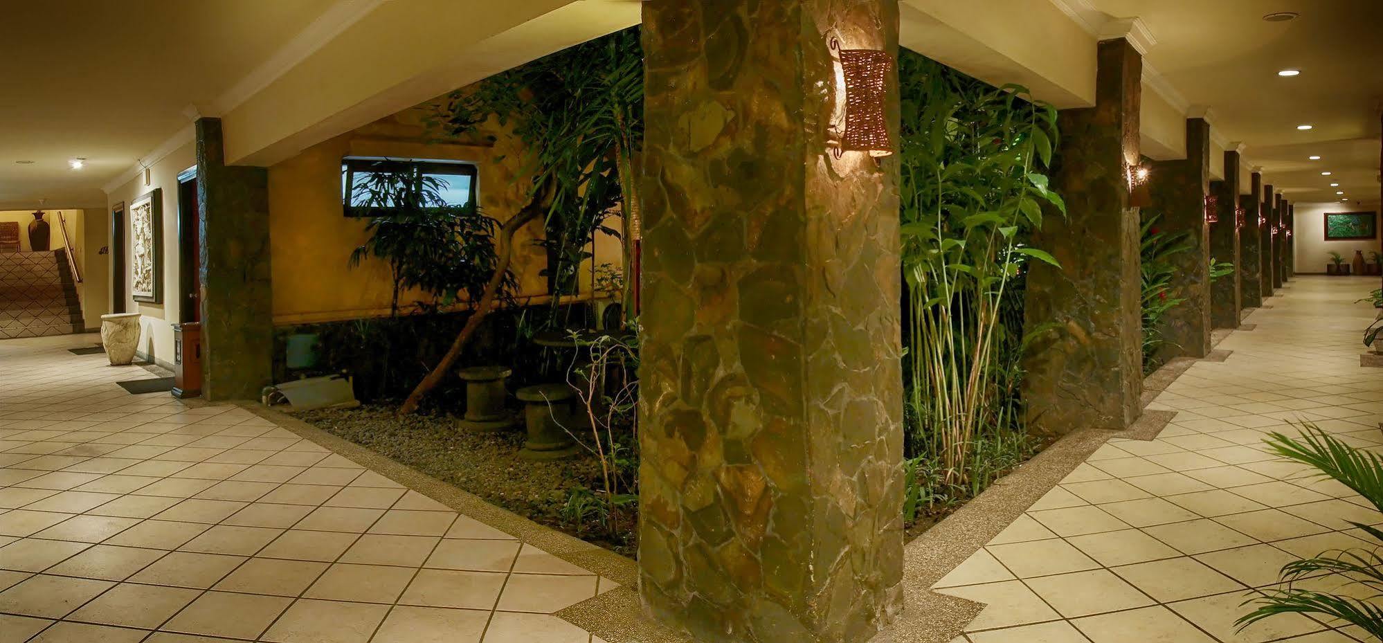 Lotus Garden Hotel By Waringin Hospitality Kediri  Exterior foto
